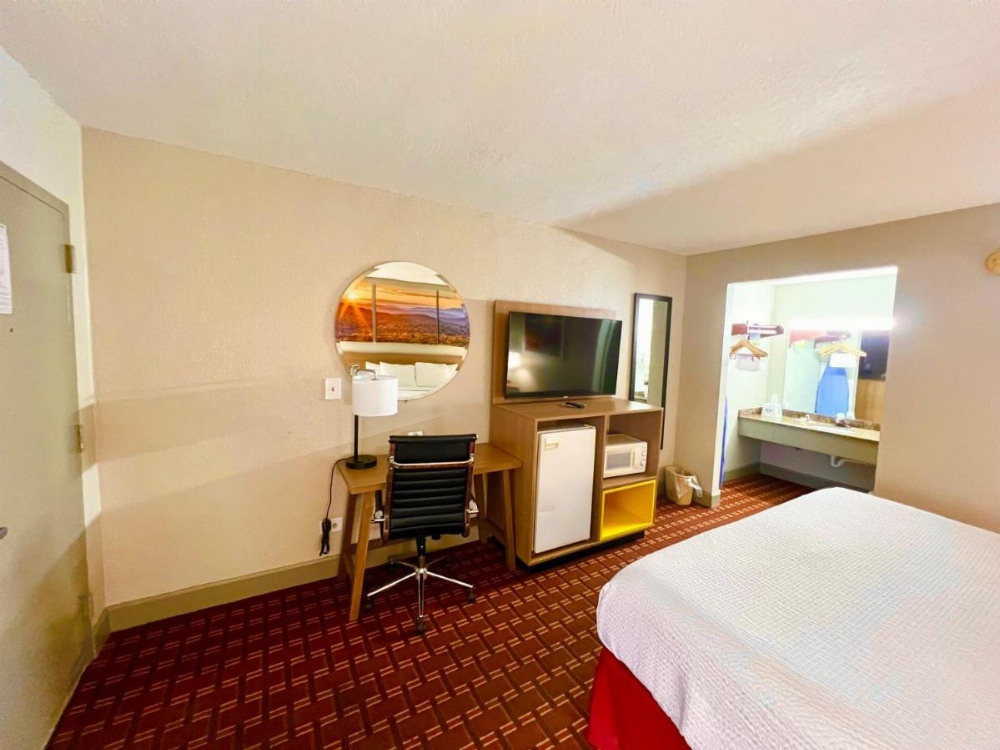 Days Inn by Wyndham Athens Image 15
