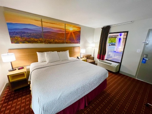 Days Inn by Wyndham Athens image 5