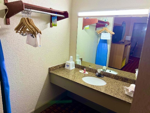 Days Inn by Wyndham Athens image 8